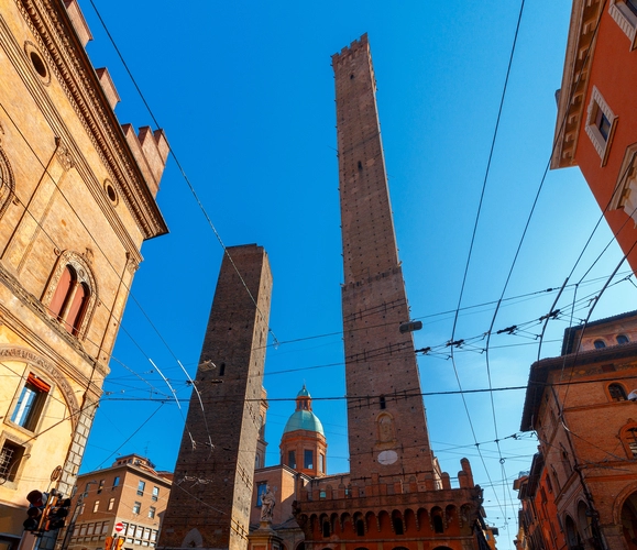 Garisenda ve Asinelli Kuleleri